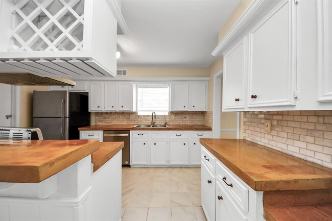 Building Photo - 11411 Briar Forest Dr