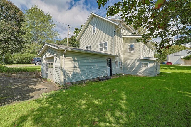 Building Photo - 18 Maples Ln