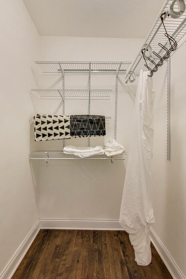 Building Photo - 1506 W Thome Ave