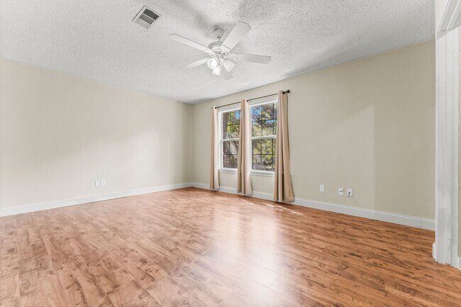 Building Photo - 2015 E Lacey Oak Cir