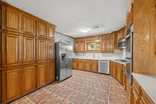 Building Photo - 616 Cannan Dr