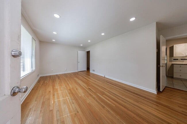 Building Photo - 1238 Lindenwood Ln NE
