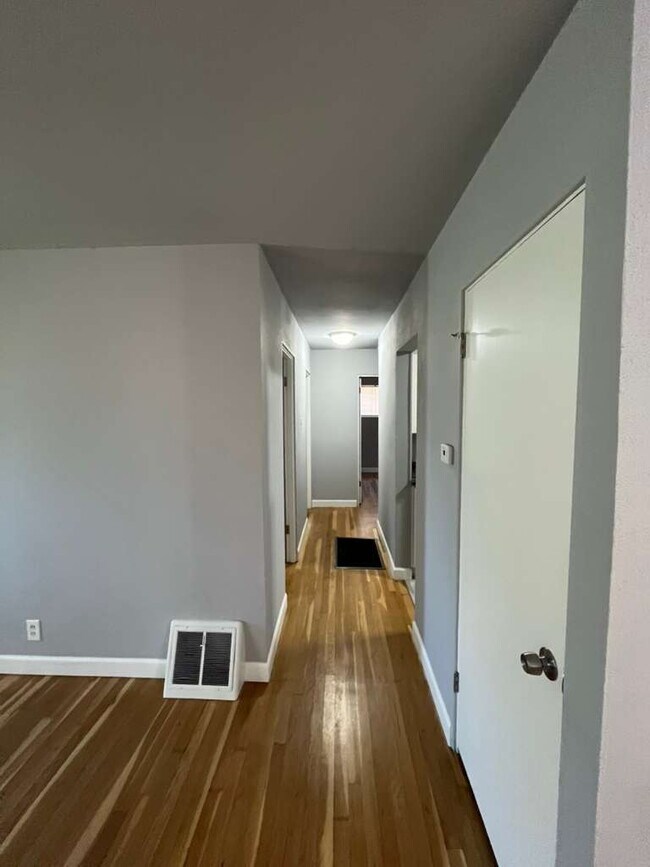 Building Photo - 3/1 on Spring Garden available 10/1/2026 - Beautiful inside + GARAGE