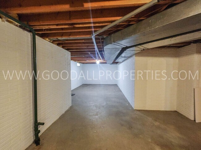 Building Photo - Executive 4 Bedroom Home in West Des Moine...