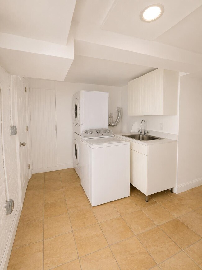 Building Photo - 60 Clifton Pl