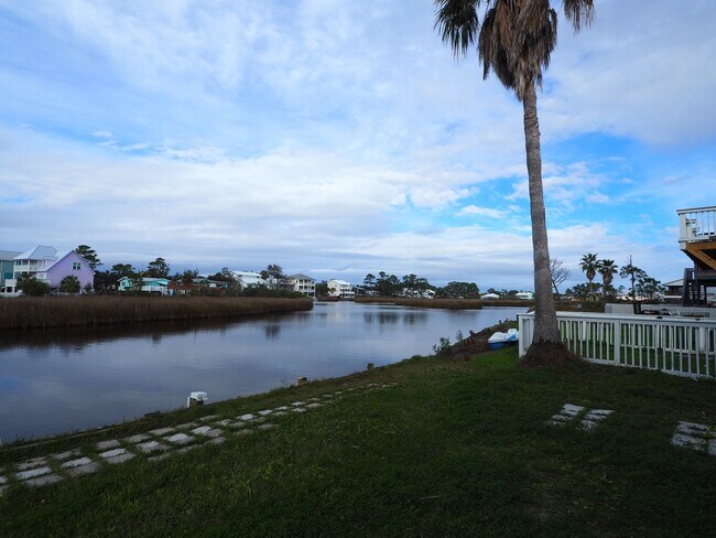 Building Photo - Gorgeous water views just blocks from the ...