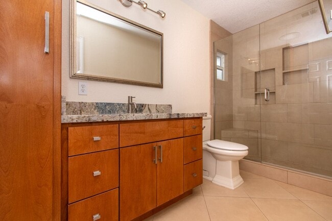 Building Photo - Beautiful + Spacious 4 bedroom/3 bath/3 Ca...