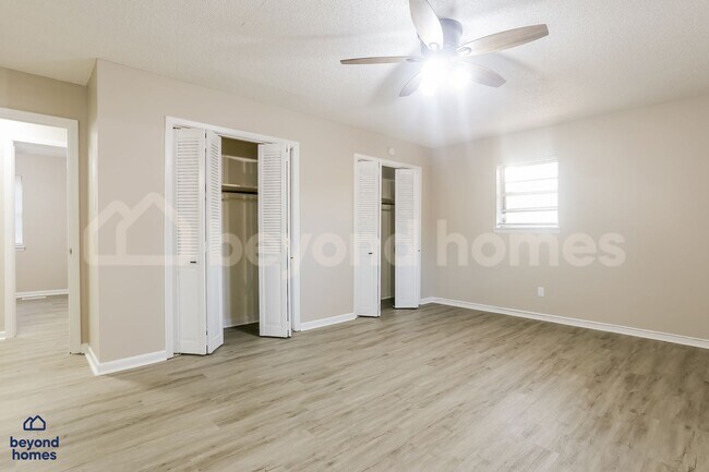 Building Photo - Your Dream Family House with 4 Bed and 2 Full Bath is Ready for Move-In!