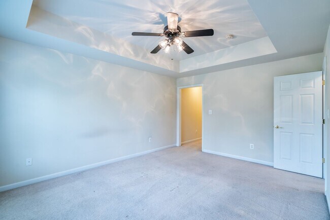 Building Photo - Bright And Spacious 3 Bed 2.5 Bath End-Uni...