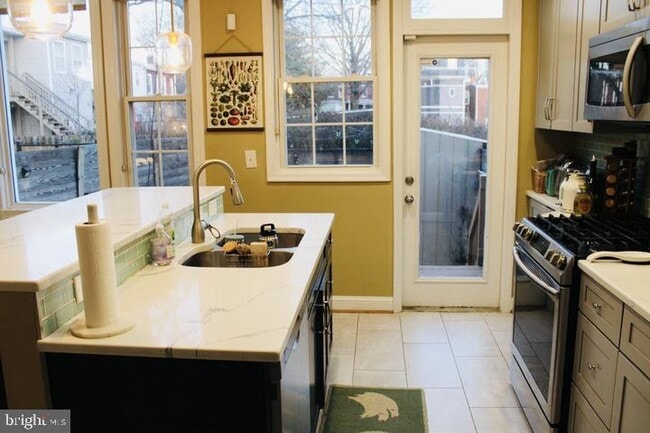 Building Photo - 1011 8th St NE