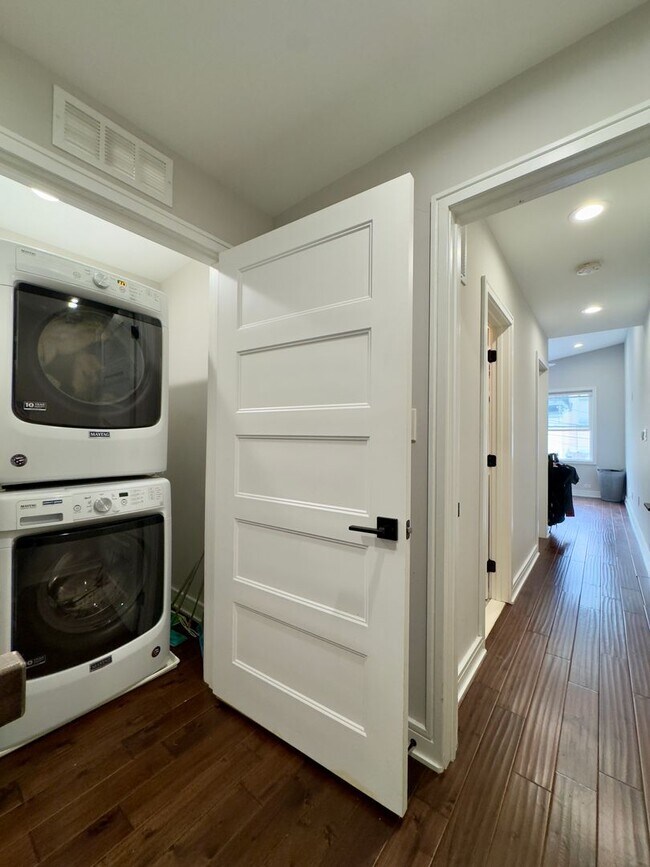 Building Photo - Charming 4Bed/3Bath in Riverside Neighborhood