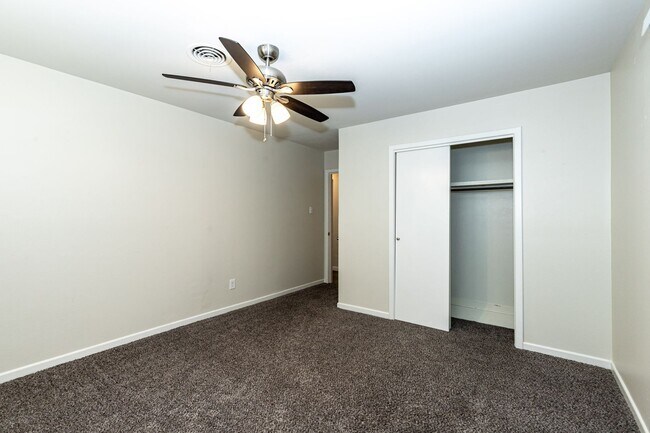 Building Photo - Large & Recently Updated!