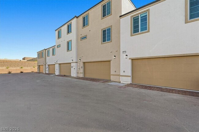 Building Photo - 8667 Luxuriant Ave