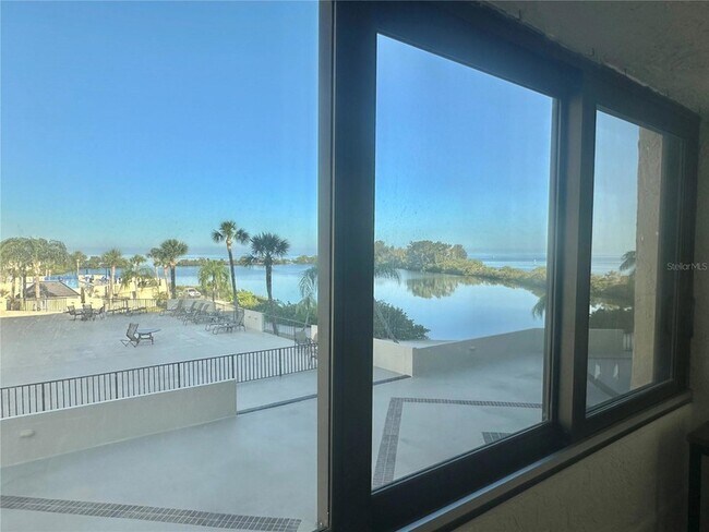 Building Photo - 6035 Sea Ranch Dr