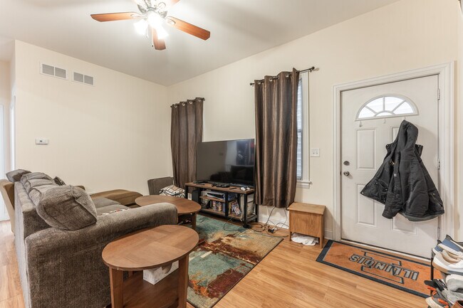 Building Photo - 3047 N Kimball Ave