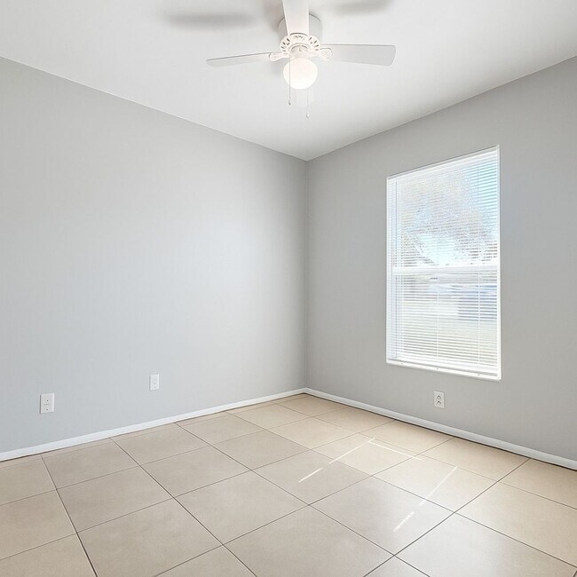 Building Photo - 4532 SW 8th Pl