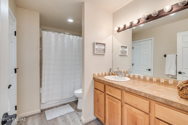 Building Photo - 6441 N Tierra De Las Catalinas