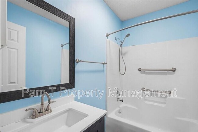 Building Photo - 212 W 58th St
