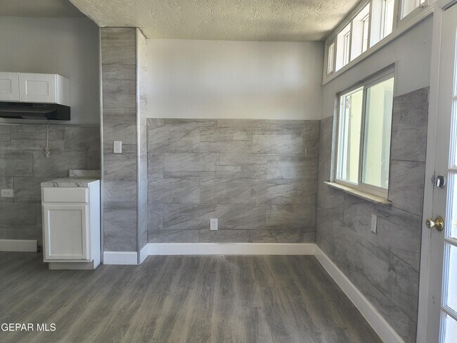 Building Photo - 714 N San Marcial St