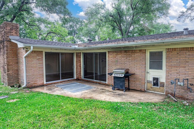 Building Photo - 2 Circle Dr