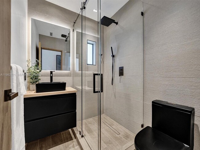 Building Photo - 2066 NE 174th St