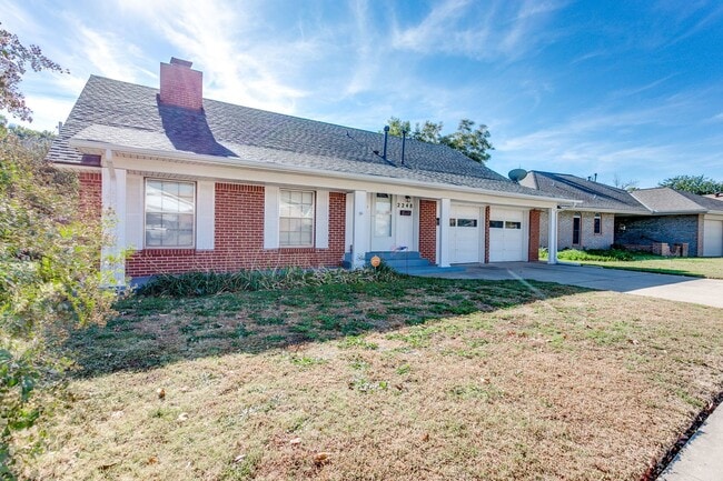 Building Photo - Spacious 4-Bedroom Home in Mature Neighbor...