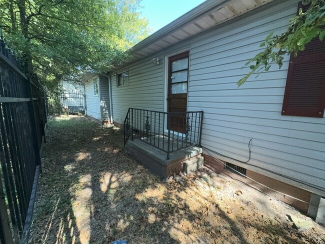 Building Photo - 2605 Lilly St