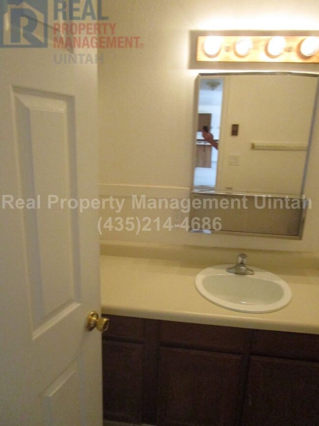 Building Photo - 3 Bed 2 bath Townhome in Ashley Park Estates