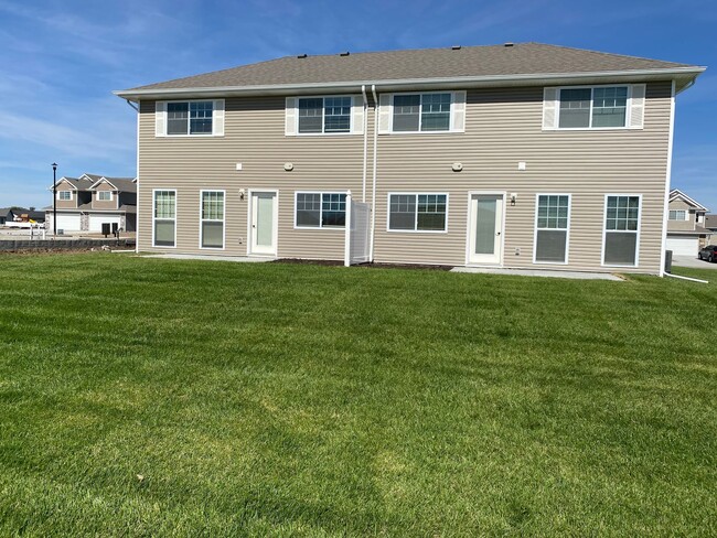 Building Photo - Sun Bathed Kitchen - Two Story 3 Bedroom