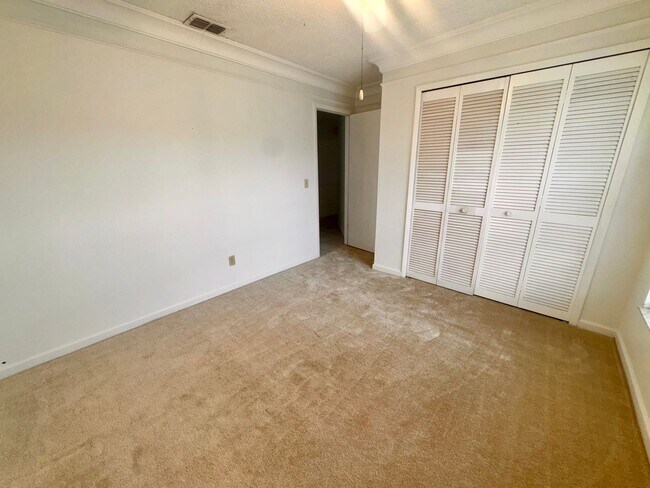 Building Photo - 3 bedroom 2 bath home with solar panels, workshop, large backyard and Florida Room!