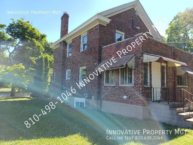 Building Photo - Large 3-4 bedroom home with closed in porch.