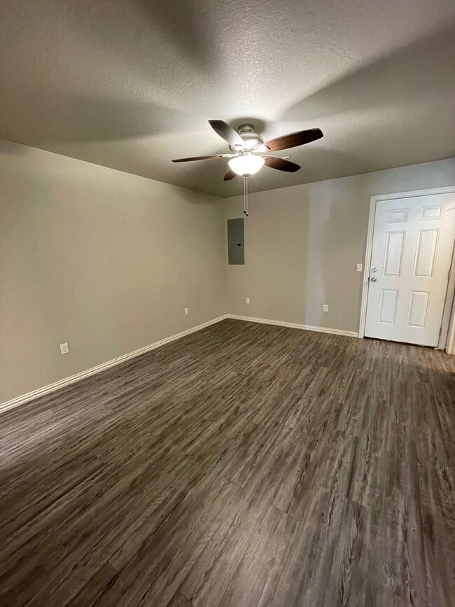 Building Photo - Close to school/ Granite countertop