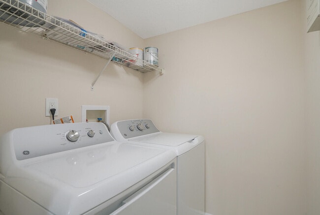 Building Photo - 611 Villa Cir