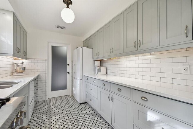 Building Photo - 145 24th Ave SE