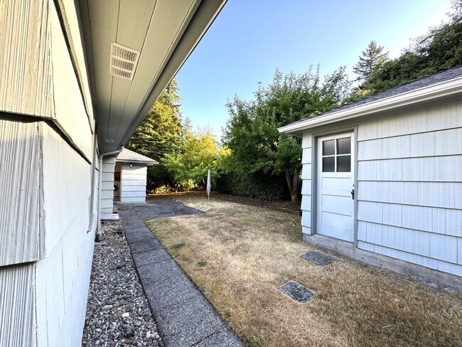 Building Photo - 10751 Durland Ave NE