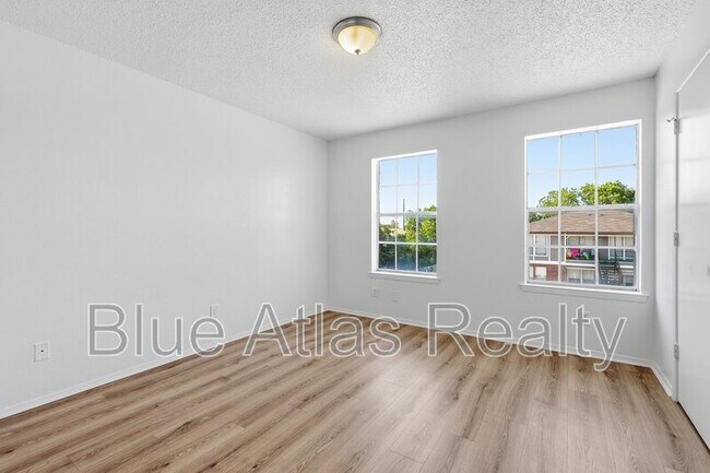 Building Photo - 8108 Foxfire Ln