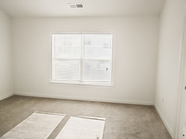 Building Photo - Beautiful 3 Bed 3.5 Bath Interior Townhome In Much Sought After Blooms Mill