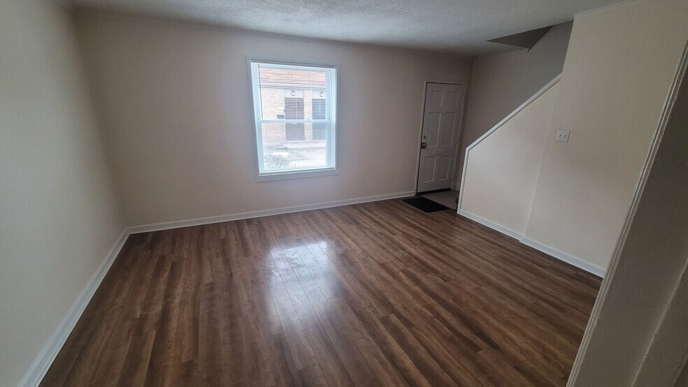 Living room - 6319 W Center St