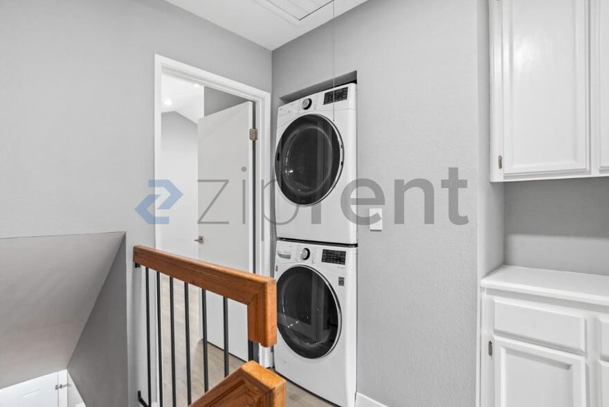 Building Photo - Unit