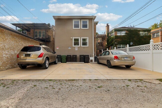 Building Photo - 8613 Trumbull Ave