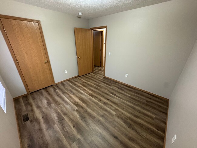 Building Photo - Updated 2 bedroom one bath apartment in be...