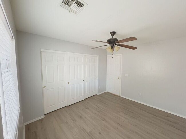 Building Photo - Large 4Bedrooms- 3Bath Home!!!