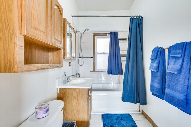 Building Photo - 927 Flournoy St