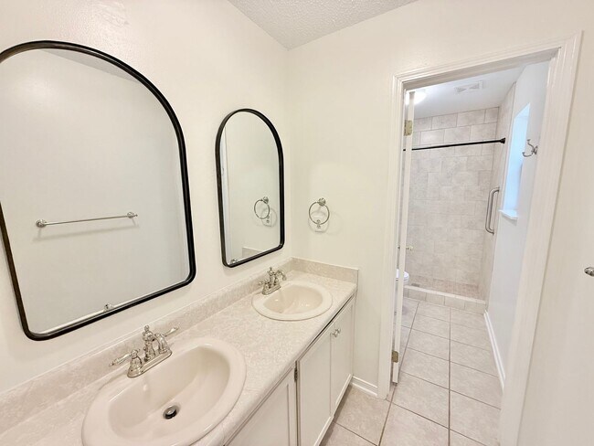 Building Photo - Spacious 3-Bed/2-Bath With Large Backyard