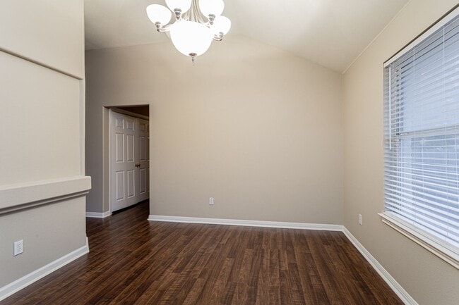 Building Photo - Charming 4-Bedroom, 2-Bath Home with Moder...