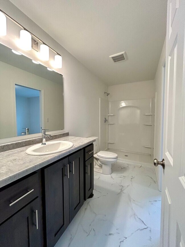 Building Photo - Spacious & Stylish 4-Bed Home with Modern Finishes and Attached 2-Stall Garage