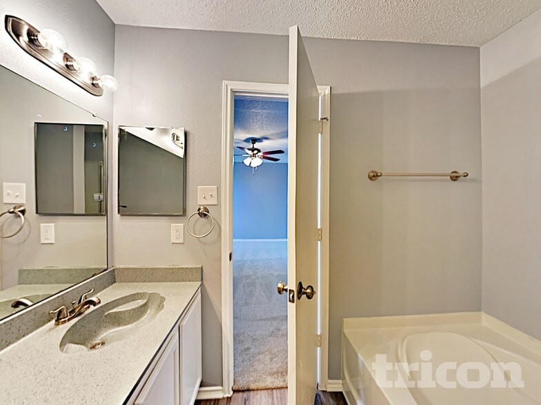 Building Photo - 2147 Edgewood Dr