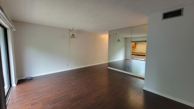 Building Photo - West Palm Beach 1 bedroom 1.5 bath Apartment.