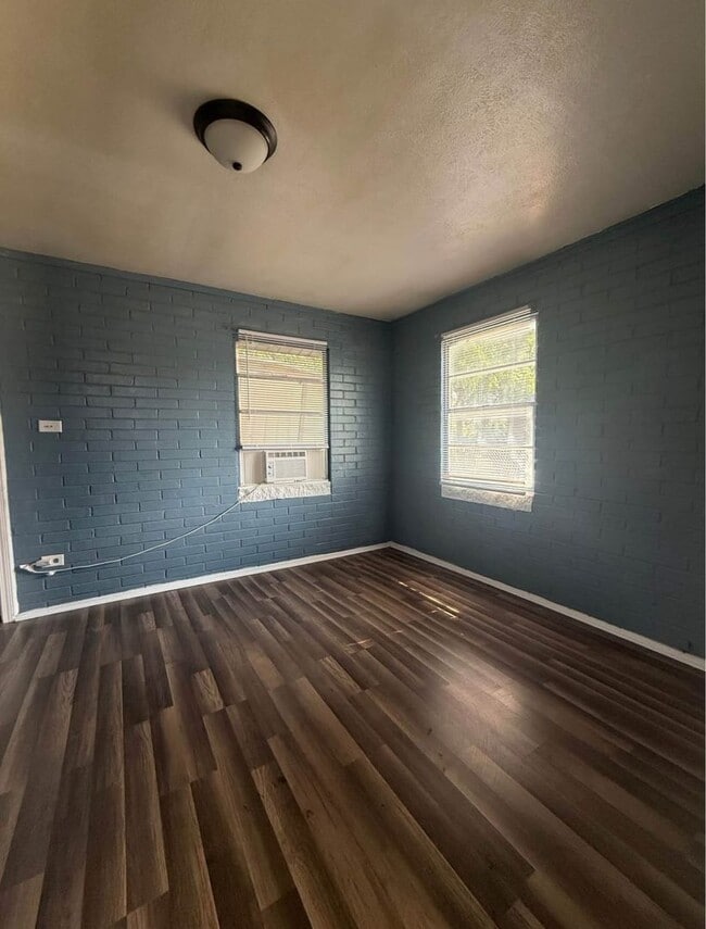Building Photo - 203 W Dove Ln
