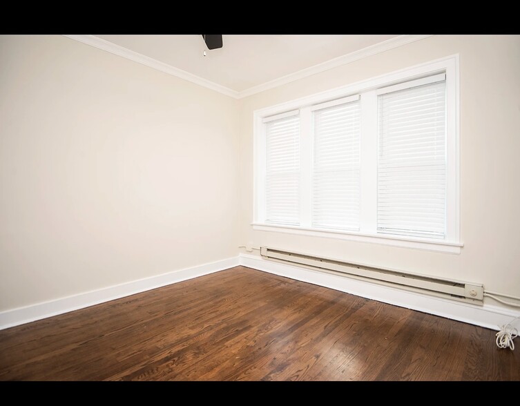 Building Photo - 3825 N Greenview Ave